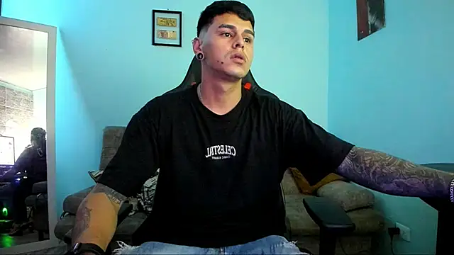 Snapshot of E_Moon chatting on December 5, 2024, 3:26 am E Moon online show from December 5, 2024, 3:26 am