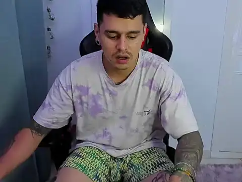 Snapshot of E_Moon chatting on October 7, 2025, 3:47 am E Moon online show from October 7, 2025, 3:47 am