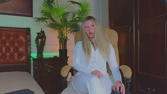 Real Tini online show from April 10, 2026, 6:18 am