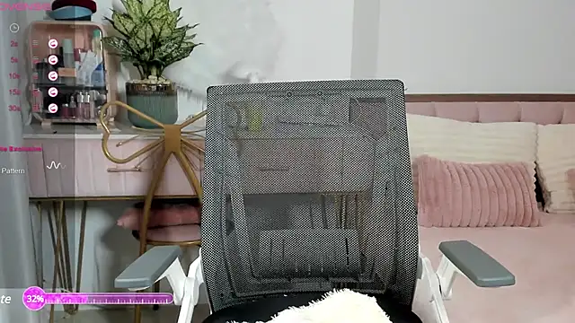 Snapshot of _Joliie_ chatting on February 15, 2025, 8:01 pm Joliie online show from February 15, 2025, 8:01 pm