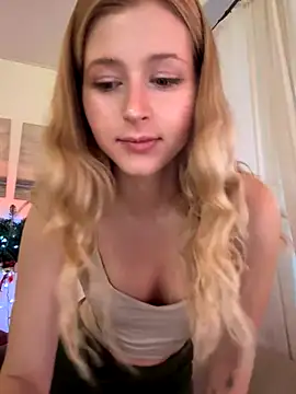 LunaRase online show from December 17, 2025, 10:10 am