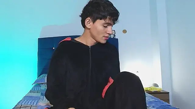 EstebanPerez  online show from March 19, 2025, 2:02 pm