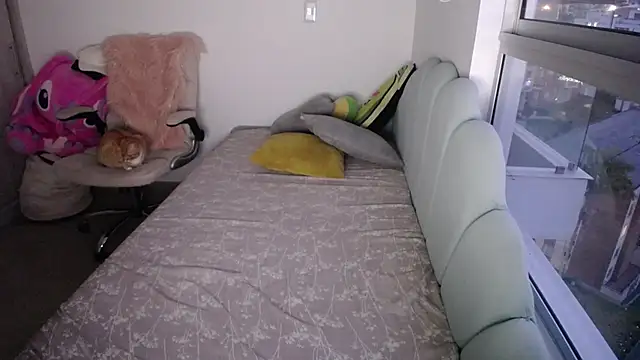  arianalzate  online show from October 8, 2025, 11:02 pm