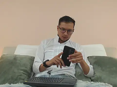 Snapshot of andy_loverxx chatting on March 29, 2026, 12:43 am andy loverxx online show from March 29, 2026, 12:43 am