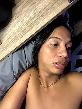 whiteladyboy online show from December 4, 2025, 9:51 am