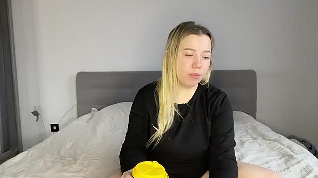 Embersweetbunny online show from December 21, 2025, 8:10 am