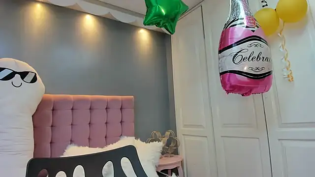 IssadoraJames online show from October 1, 2025, 9:43 pm