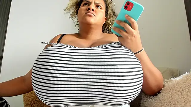 Snapshot of bigmom69_ chatting on April 16, 2026, 5:25 pm bigmom69 online show from April 16, 2026, 5:25 pm