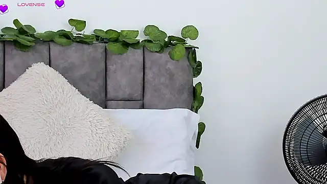 VeronicaTonu online show from December 3, 2024, 6:49 pm