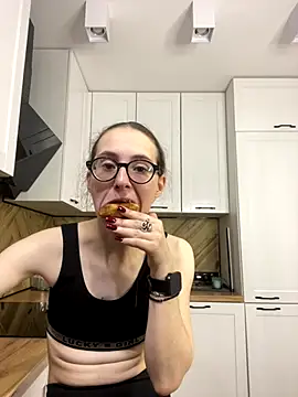 Snapshot of MartiniiSelenna chatting on October 6, 2025, 5:49 am MartiniiSelenna online show from October 6, 2025, 5:49 am