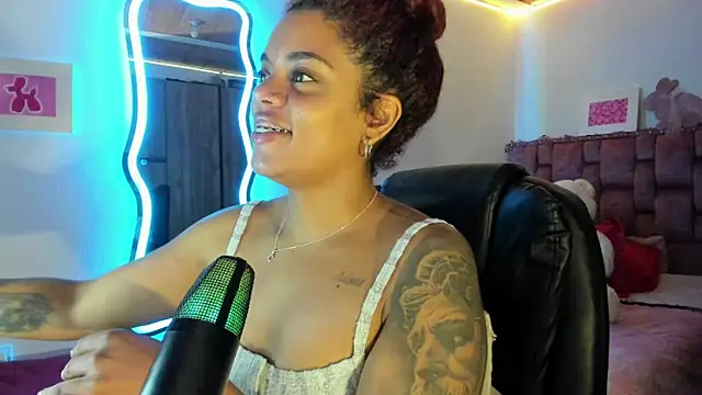 ladyrd1 online show from February 28, 2025, 9:47 am