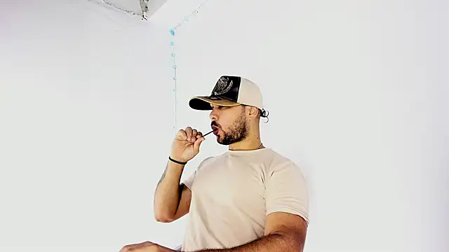 Sebas-hott online show from September 17, 2025, 10:22 pm