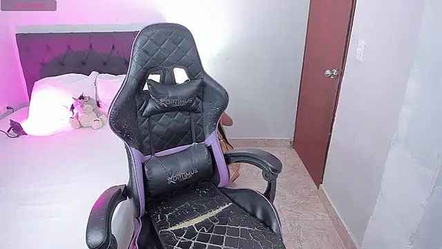 evelyn 23 online show from October 9, 2025, 4:49 pm