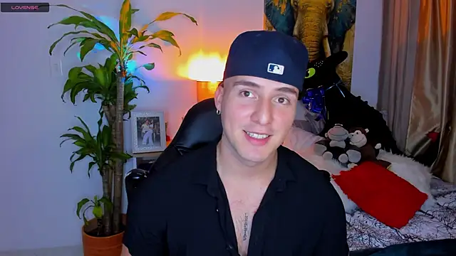 Snapshot of liam_oficial02 chatting on February 6, 2025, 3:48 am liam oficial02 online show from February 6, 2025, 3:48 am