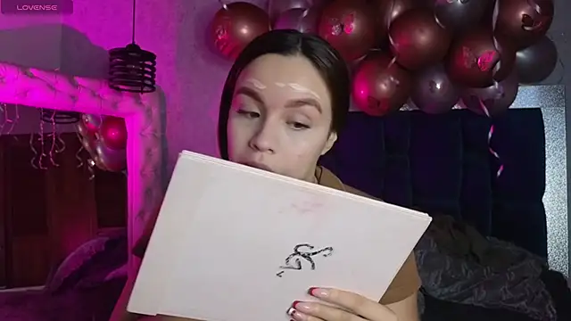 Taiissa  online show from November 9, 2025, 11:41 am