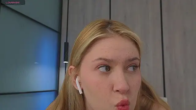 Monikacutie online show from March 23, 2025, 4:27 am