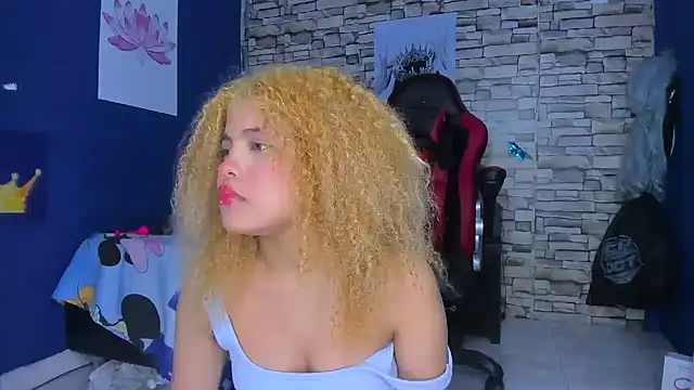 sofiacastillo01 online show from February 18, 2025, 4:05 pm