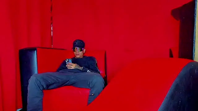 Extreme Team8 online show from November 16, 2025, 11:21 pm