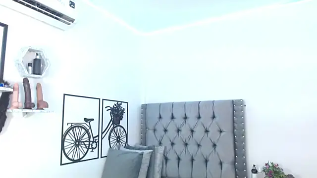 YUSELFI ROSS  online show from February 1, 2025, 12:05 pm