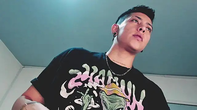 Snapshot of Aleja1214 chatting on February 23, 2025, 5:18 pm Aleja1214 online show from February 23, 2025, 5:18 pm