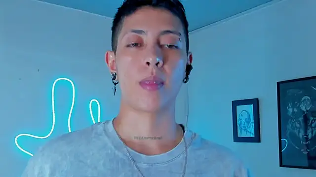 Snapshot of Aleja1214 chatting on September 15, 2025, 1:05 am Aleja1214 online show from September 15, 2025, 1:05 am