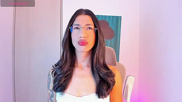 sofiaa grey  online show from February 25, 2026, 2:05 pm