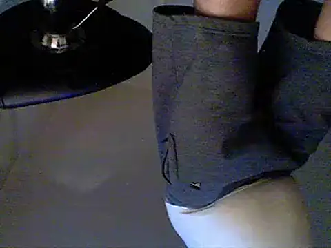 Snapshot of oopsxx chatting on February 6, 2025, 11:10 am oopsxx online show from February 6, 2025, 11:10 am