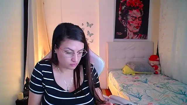 esmeraldaa230 online show from January 25, 2025, 8:00 pm