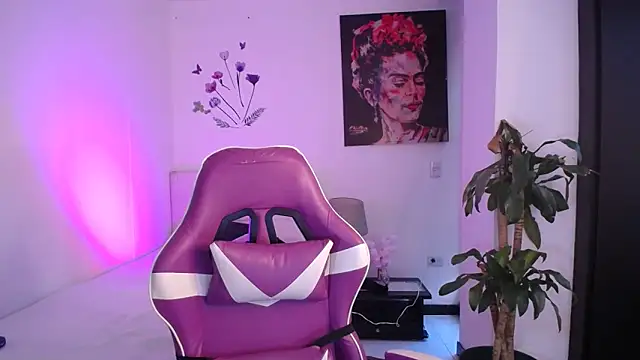 esmeraldaa230 online show from April 2, 2026, 4:48 pm