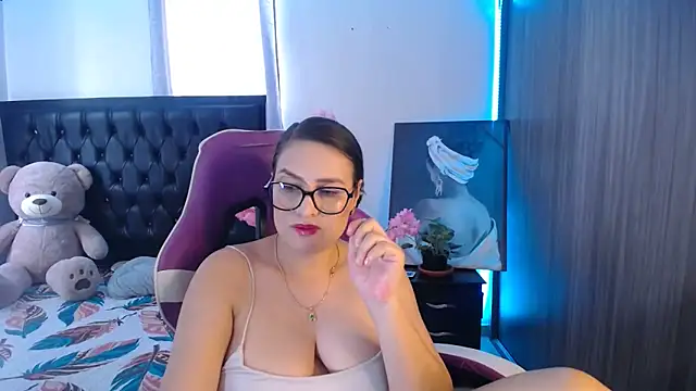 Snapshot of esmeraldaa230 chatting on May 27, 2026, 7:55 pm esmeraldaa230 online show from May 27, 2026, 7:55 pm