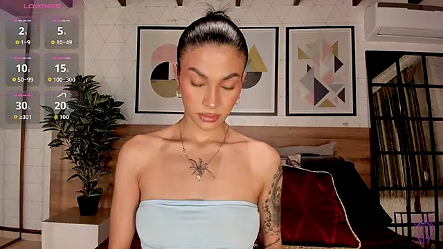 LunaRuso online show from October 8, 2025, 7:55 pm