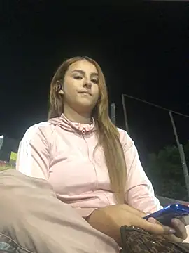 Snapshot of Valeriasaenzz_ chatting on March 18, 2025, 1:32 am Valeriasaenzz online show from March 18, 2025, 1:32 am