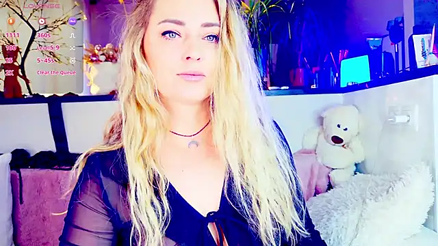 Snapshot of _JuliaSpace_ chatting on May 6, 2026, 4:45 pm JuliaSpace online show from May 6, 2026, 4:45 pm