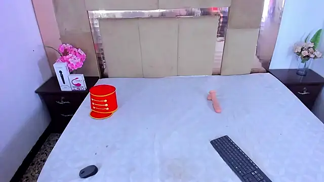 LizBrook online show from December 24, 2024, 1:39 pm