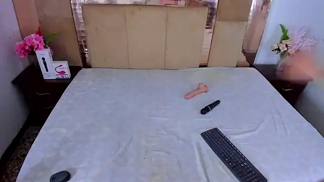 LizBrook online show from October 7, 2025, 7:22 pm