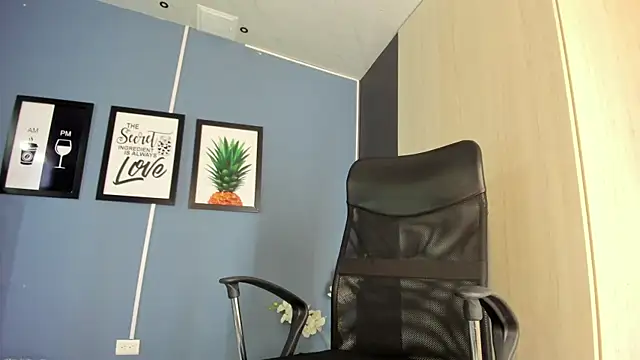 Snapshot of PaulinaDuarte chatting on April 23, 2026, 11:20 am PaulinaDuarte online show from April 23, 2026, 11:20 am