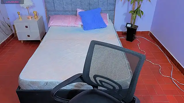 Lana stone  online show from January 11, 2026, 3:33 am