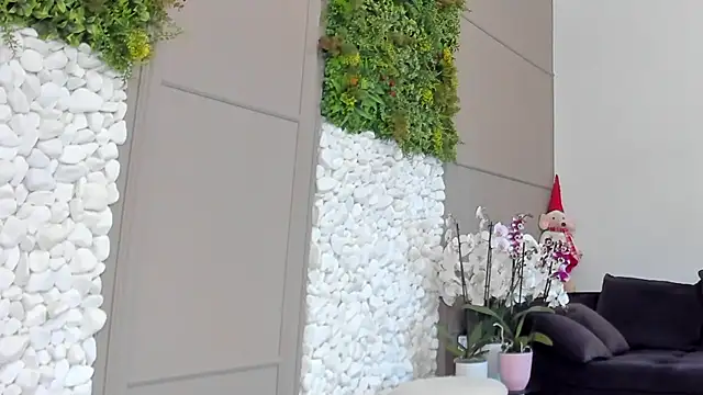 Deliciouslips online show from March 19, 2025, 9:38 am