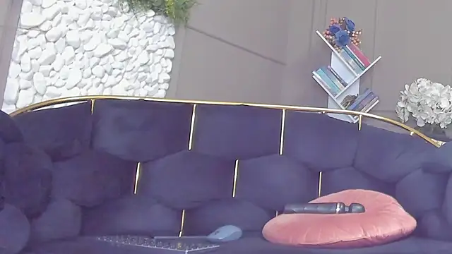 Deliciouslips online show from November 13, 2025, 4:06 pm