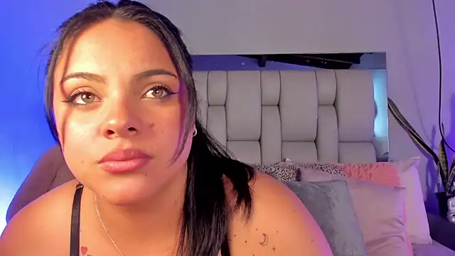 lunamartiinez online show from January 4, 2025, 8:48 pm