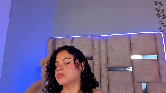 lunamartiinez online show from January 21, 2025, 7:50 pm