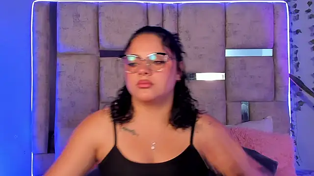 lunamartiinez online show from January 30, 2025, 7:48 pm