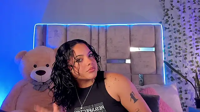 lunamartiinez online show from February 4, 2025, 8:49 pm