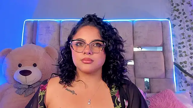 lunamartiinez online show from February 4, 2025, 11:59 pm