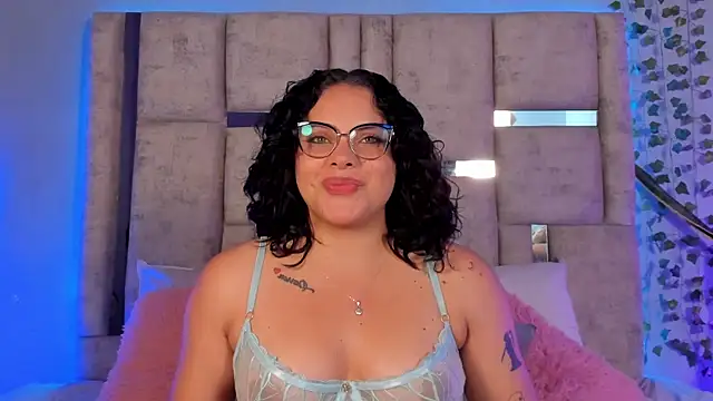 lunamartiinez online show from February 5, 2025, 7:53 pm