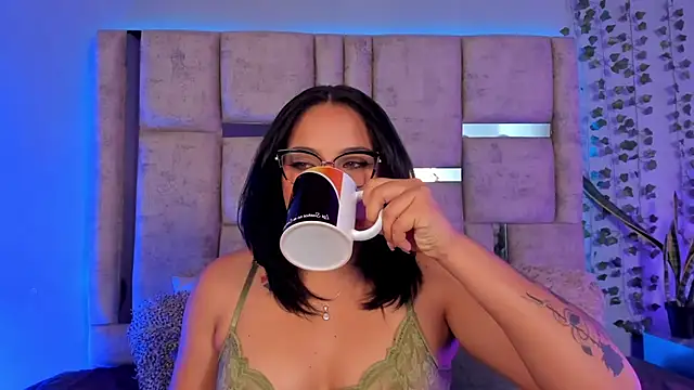 lunamartiinez online show from February 9, 2025, 12:06 am