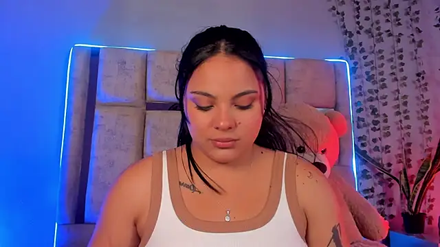 lunamartiinez online show from February 11, 2025, 2:14 am