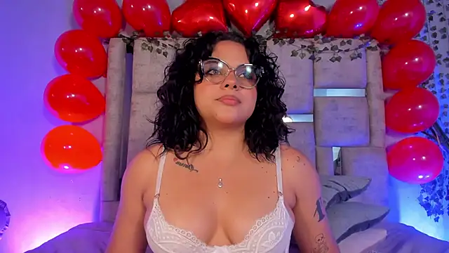 lunamartiinez online show from February 15, 2025, 2:04 am