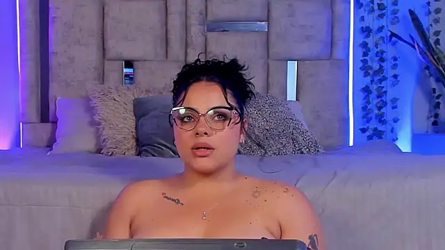 lunamartiinez online show from February 15, 2025, 10:31 pm