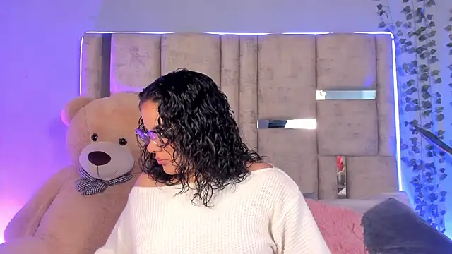 lunamartiinez online show from February 18, 2025, 8:03 pm